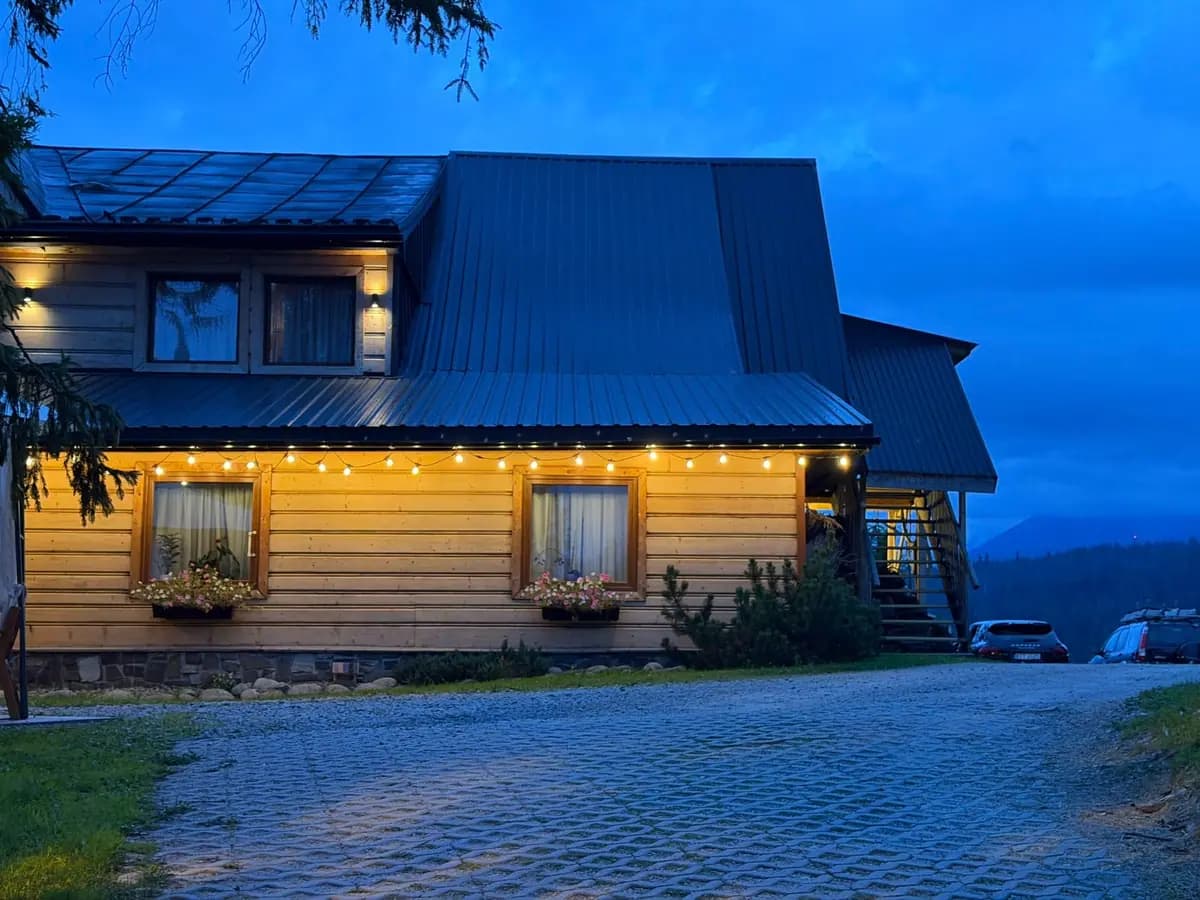 Orla Village Bukowina o zmroku