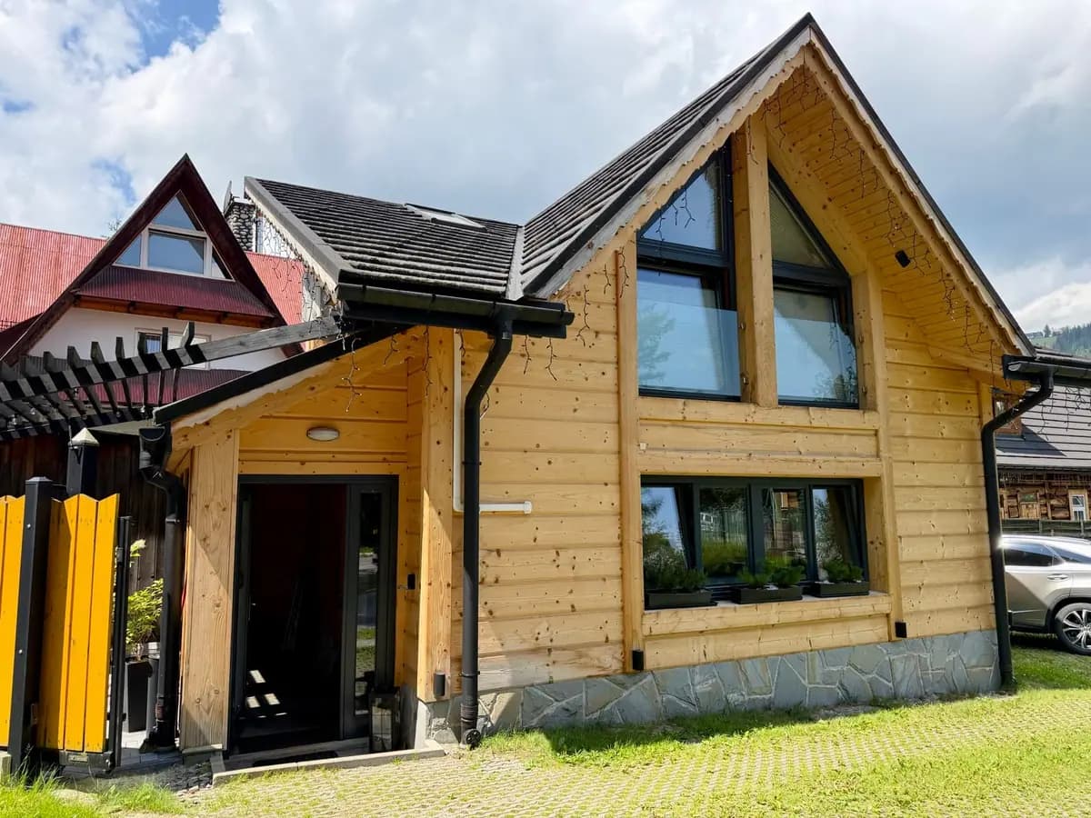 Wataha Home w Zakopanem — drewniany domek